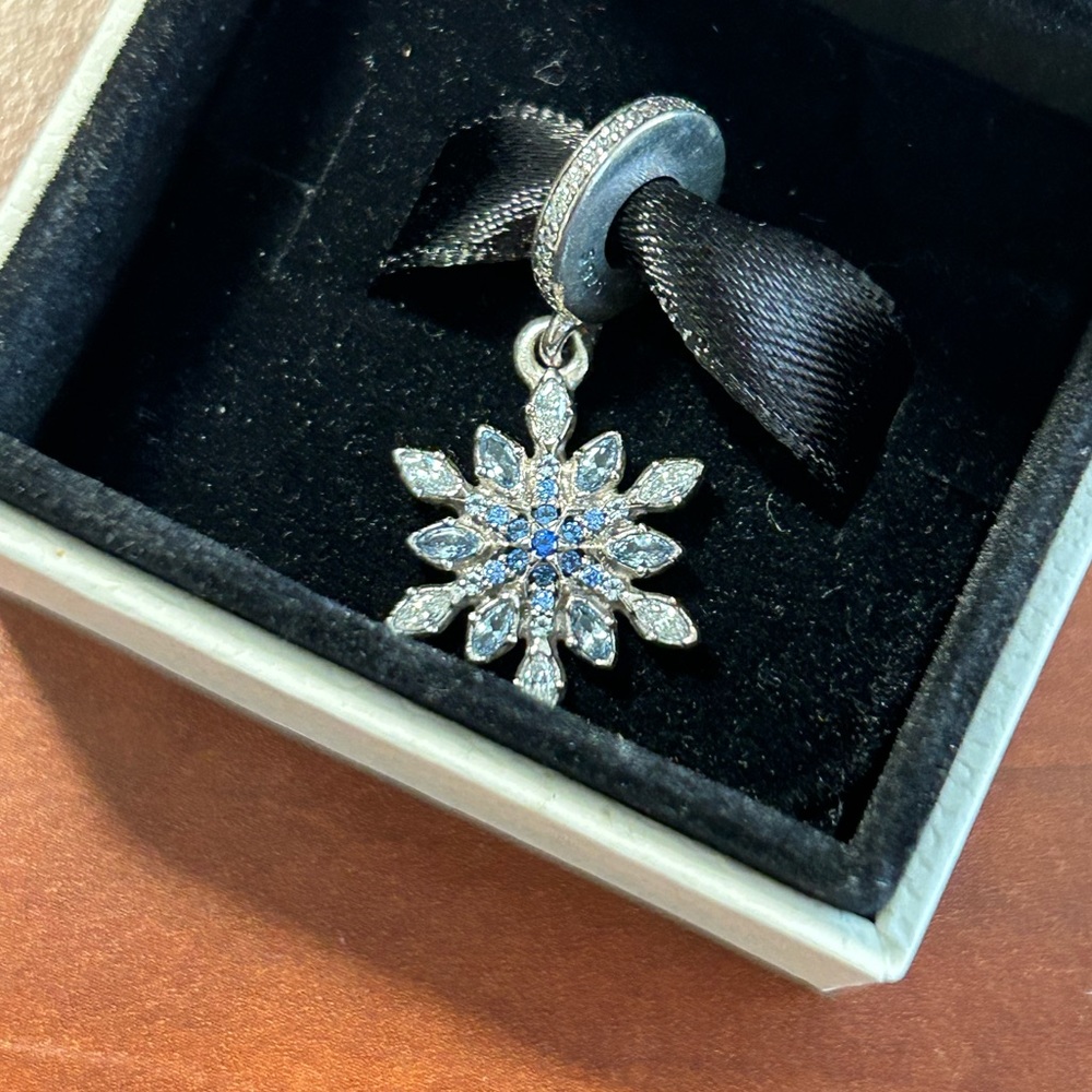 Snowflake Pandora charm authentic with box S925 ALE
